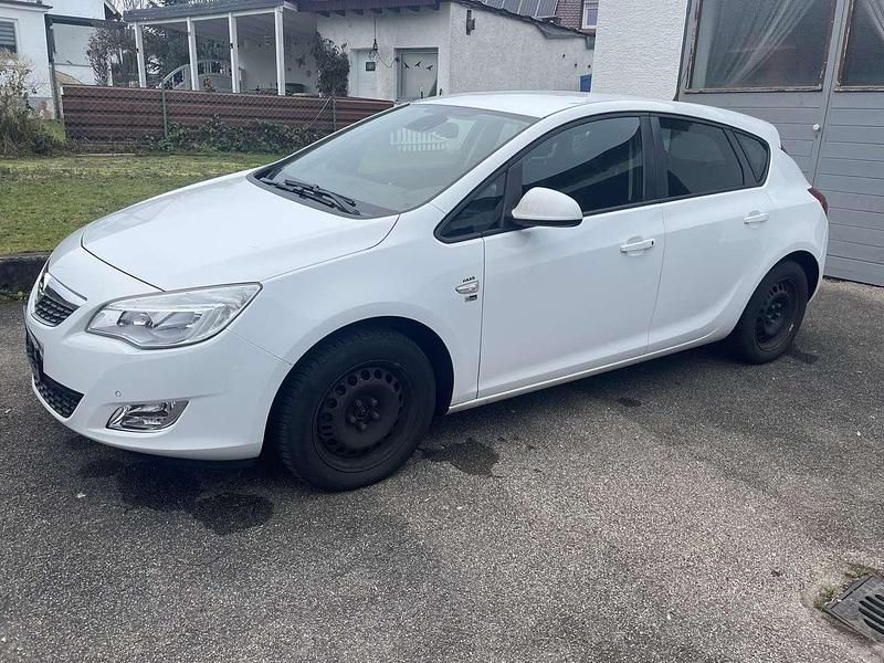 Weiß Gebraucht 2012 Opel Astra Limousine | 3.600 € (Superpreis) - Bild 1/4