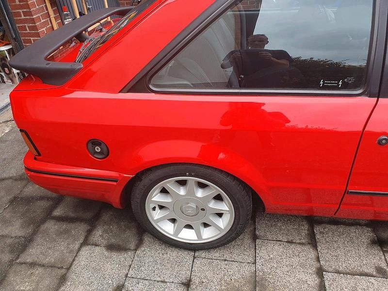 Używany Ford Escort 90 KM (66 kW) 1987 Czerwony Coupe