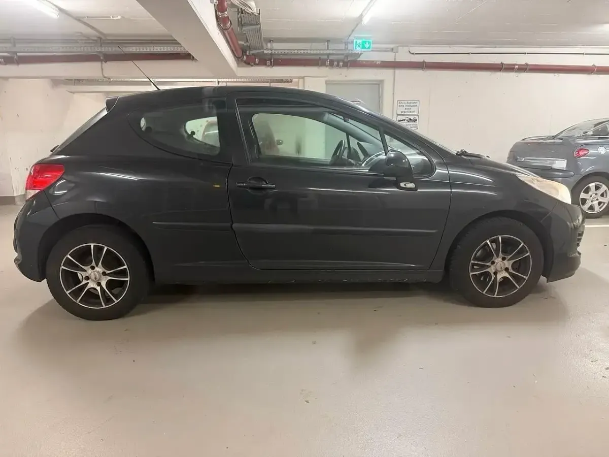 Gebraucht Peugeot 207 95 PS (69 kW) 2010 Schwarz Limousine