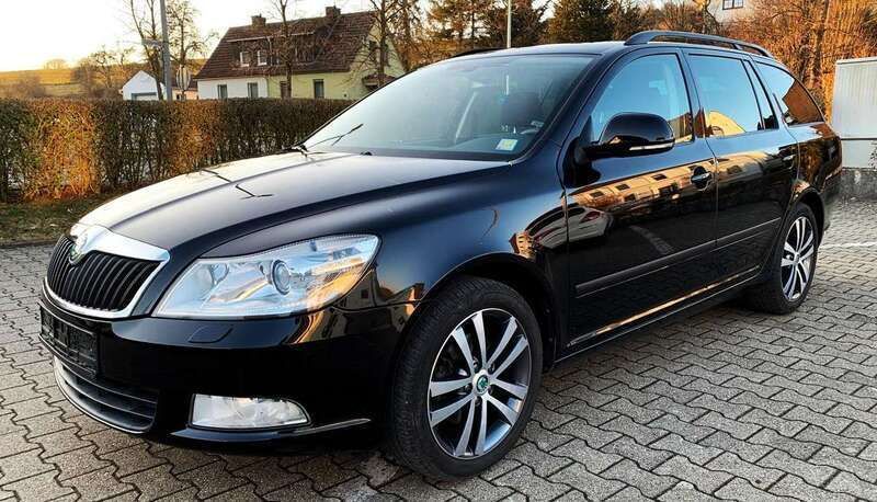 Schwarzmagic perleffekt Gebraucht 2012 Skoda Octavia Family Kombi | 9.990 € (Etwas zu teuer) - Bild 1/4