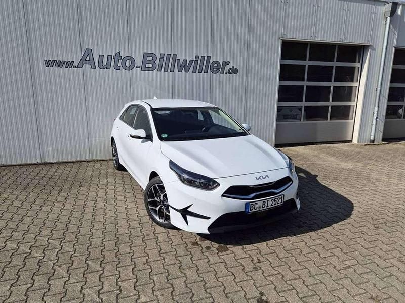 Carraraweiß Gebraucht 2025 Kia Ceed Spirit Kleinwagen | 26.490 € (Fairer Preis) - Bild 1/4