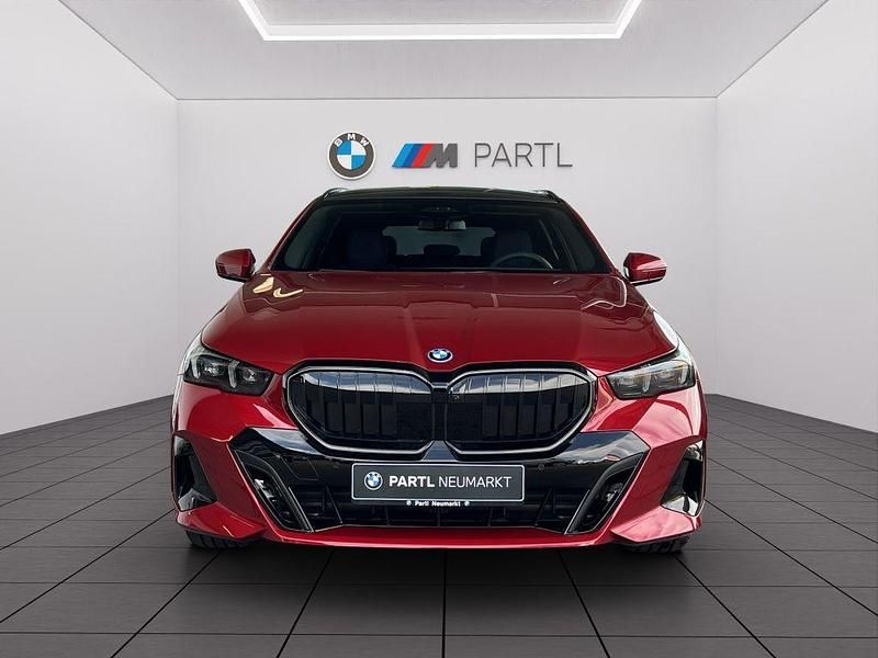 Nowe BMW 530e Performance 299 KM (219 kW) 2026 Czerwony Kombi
