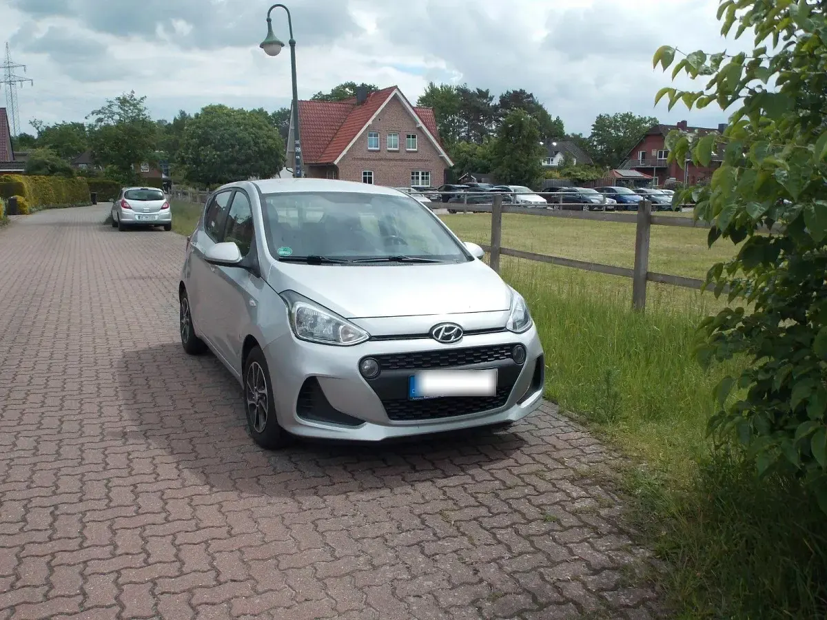 Gebraucht Hyundai i10 Trend 67 PS (49 kW) 2018 Silber Kleinwagen