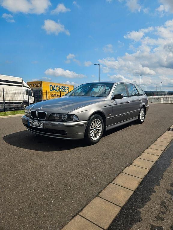 Grau Gebraucht 2003 BMW 530 Kombi | 2.499 € (Superpreis) - Bild 1/4