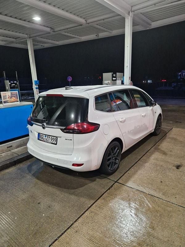 Weiß Gebraucht 2016 Opel Zafira Tourer Edition Van / Kleinbus | 5.500 € (Superpreis) - Bild 1/4