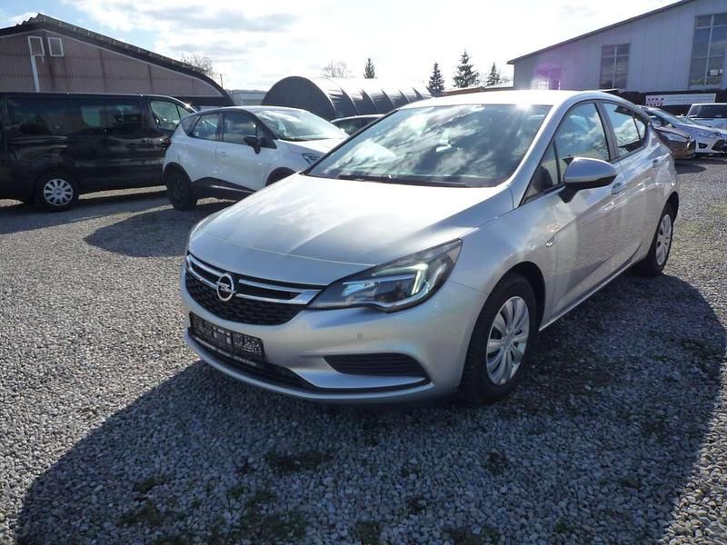 Gebraucht Opel Astra Edition 101 PS (74 kW) 2016 Silber Kleinwagen