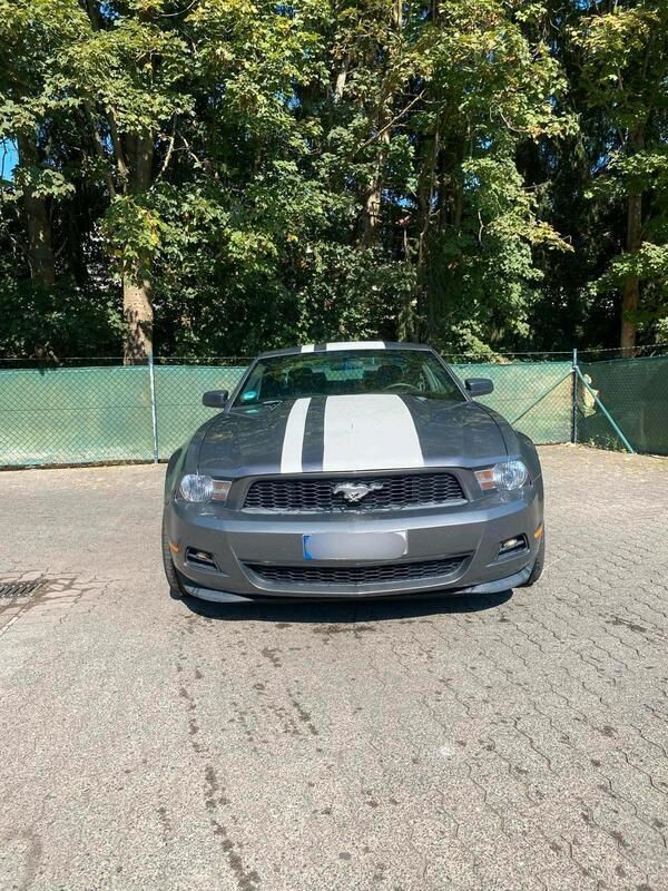 Grau Gebraucht 2011 Ford Mustang Coupé | 9.999 € - Bild 1/4