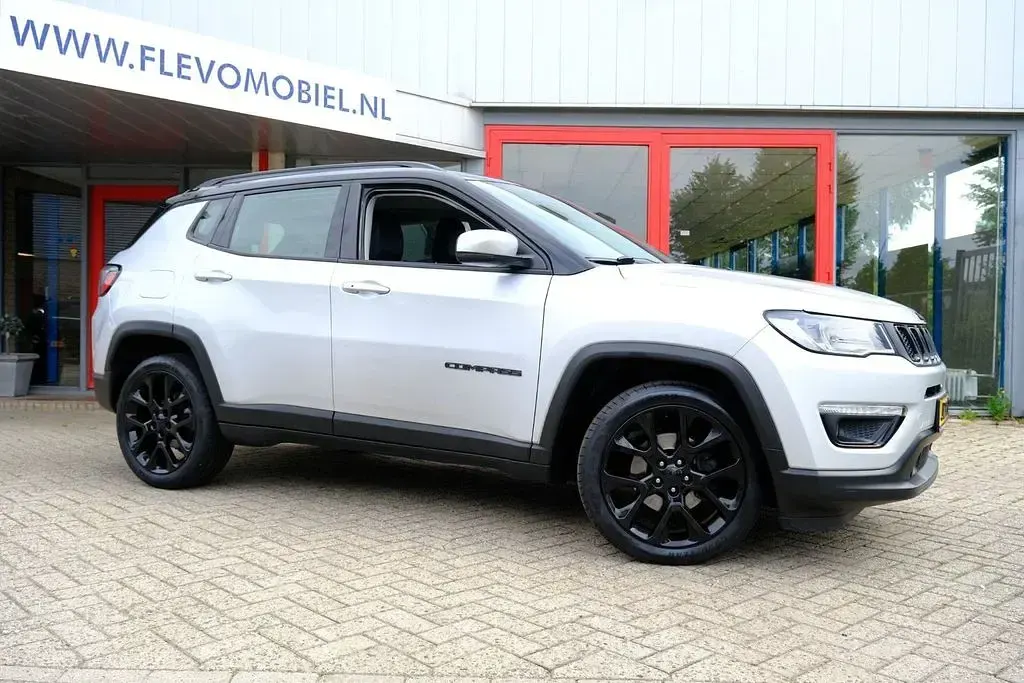 Gebraucht Jeep Compass Night Eagle 150 PS (110 kW) 2020 Grau SUV