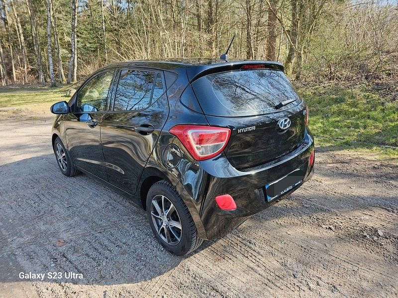 Gebraucht Hyundai i10 Classic 67 PS (49 kW) 2015 Schwarz Kleinwagen