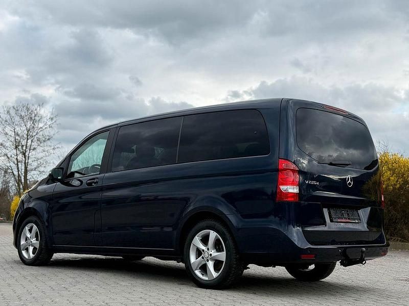 Gebraucht Mercedes V220 Edition 163 PS (119 kW) 2017 Blau Van / Kleinbus