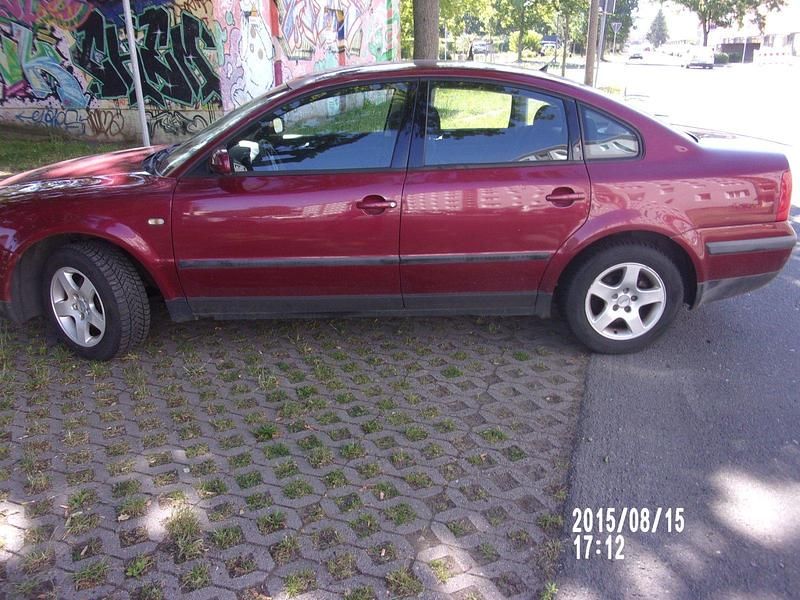 Rot Gebraucht 1999 VW Passat Limousine | 850 € - Bild 1/2
