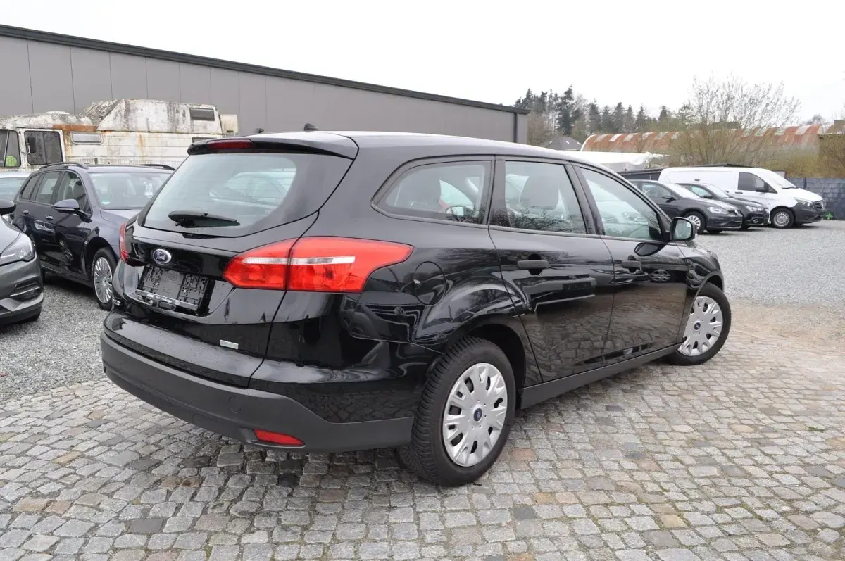 Gebraucht Ford Focus Ambiente 101 PS (74 kW) 2016 Schwarz Kombi