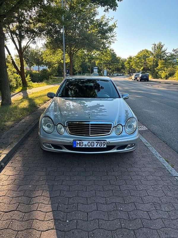 Grau Gebraucht 2005 Mercedes E280 Limousine | 4.500 € - Bild 1/4