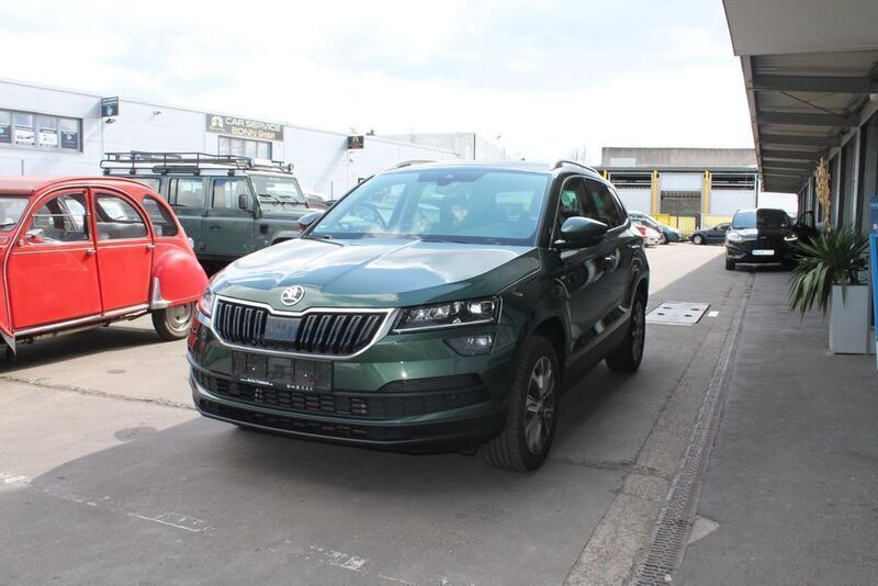 Grün Gebraucht 2021 Skoda Karoq Drive SUV | 23.900 € (Fairer Preis) - Bild 1/4