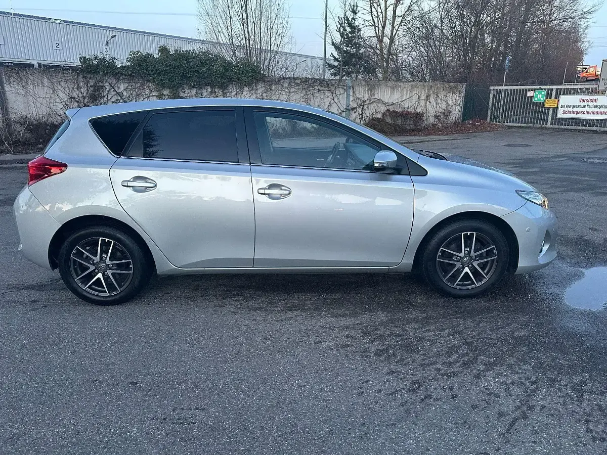 Gebraucht Toyota Auris Design 90 PS (66 kW) 2015 Silber Limousine