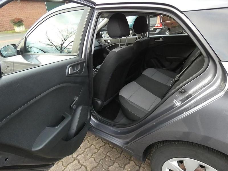Gebraucht Hyundai i20 Select 75 PS (55 kW) 2019 Grau Limousine