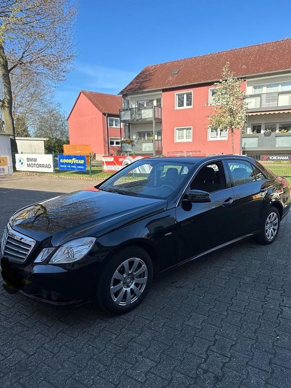 Schwarz Gebraucht 2011 Mercedes E220 Limousine | 9.200 € (Guter Preis) - Bild 1/4