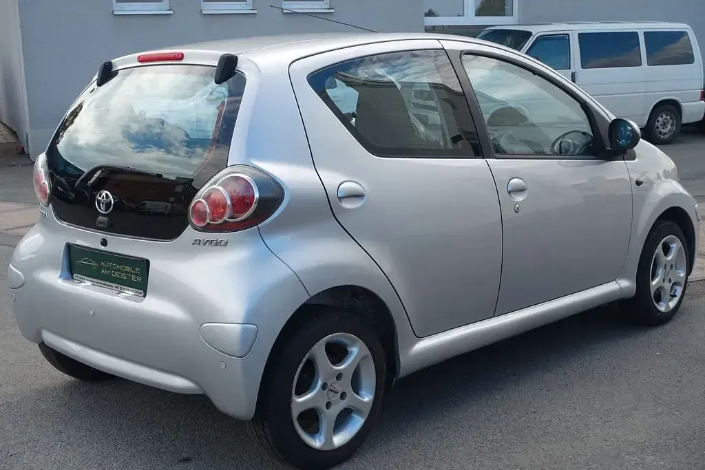 Gebraucht Toyota Aygo Cool 68 PS (50 kW) 2009 Silber Kleinwagen