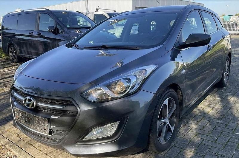Grau Gebraucht 2015 Hyundai i30 Limousine | 7.400 € (Fairer Preis) - Bild 1/4