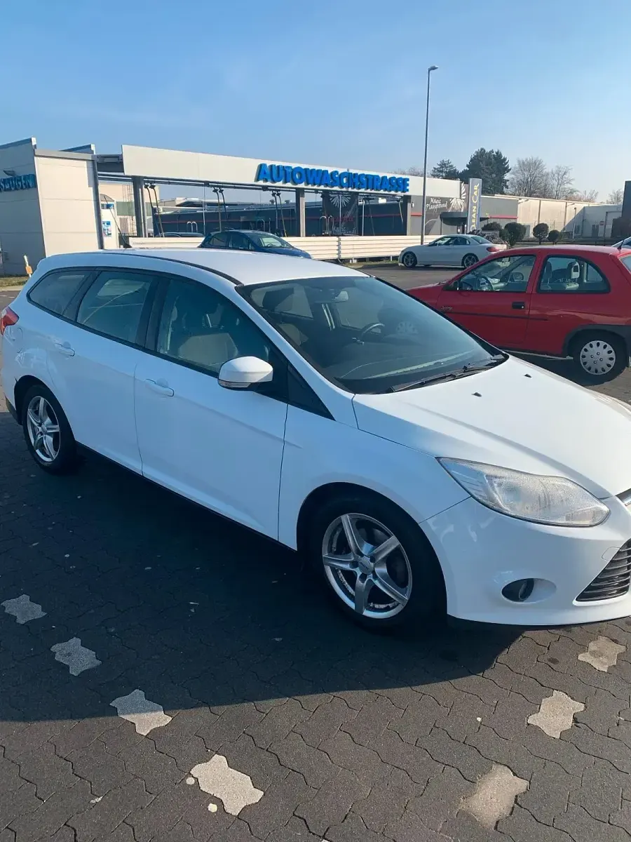 Usata Ford Focus 116 CV (85 kW) 2011 Bianco Station wagon