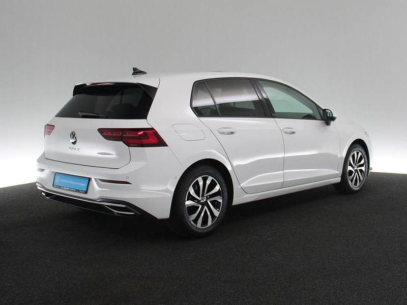 Gebraucht VW Golf VIII Active 150 PS (110 kW) 2022 Weiss / pure white Limousine