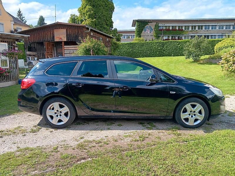 Second-hand Opel Astra 110 CP (80 kW) 2011 Negru Break