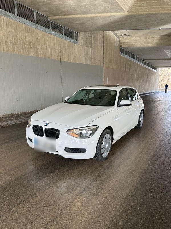 Gebraucht BMW 120 220 PS (161 kW) 2011 Weiß Kleinwagen