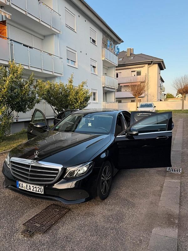 Gebraucht Mercedes E220 194 PS (142 kW) 2020 Schwarz Limousine