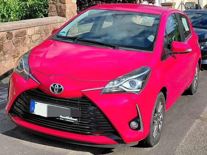 Rot Gebraucht 2017 Toyota Yaris Limousine | 9.800 € (Guter Preis) - Bild 1/2