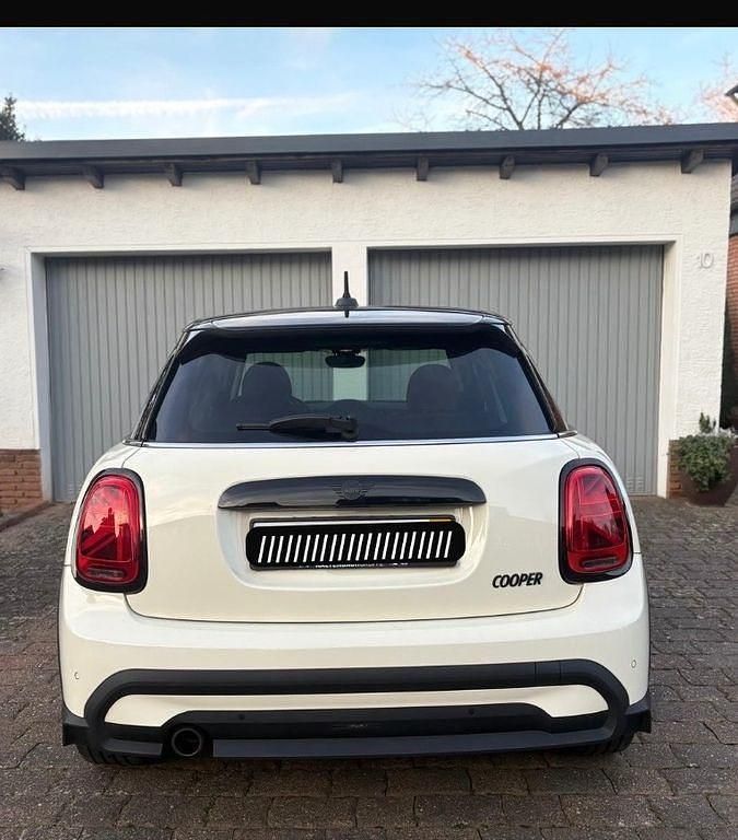 Gebraucht Mini Cooper Classic 136 PS (100 kW) 2021 Weiß Kleinwagen