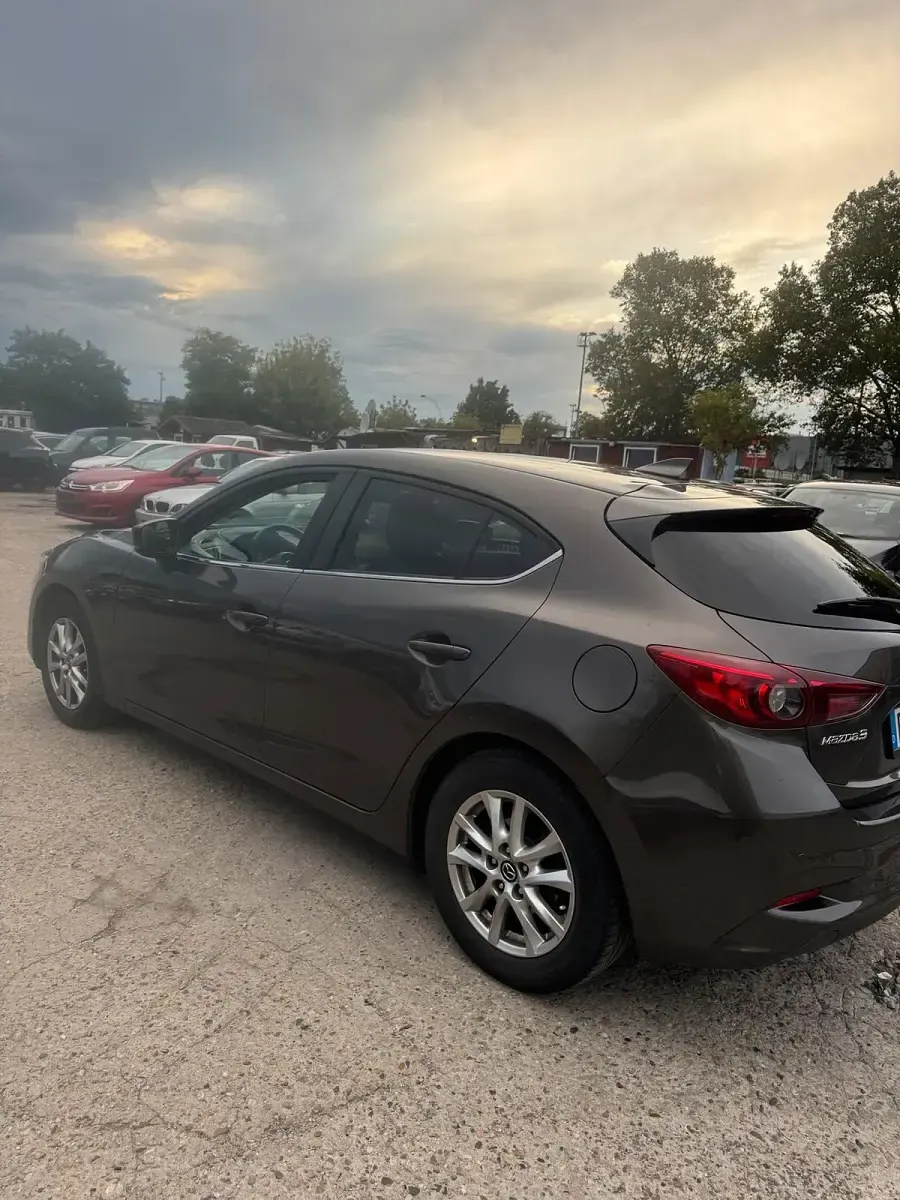 Używany Mazda 3 120 KM (88 kW) 2017 Szary Sedan/Limuzyna