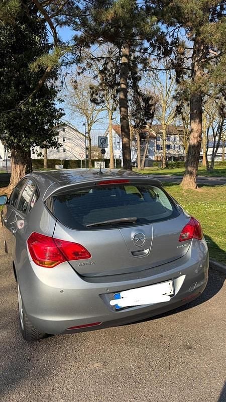 Second-hand Opel Astra 87 CP (63 kW) 2011 Gri Hatchback