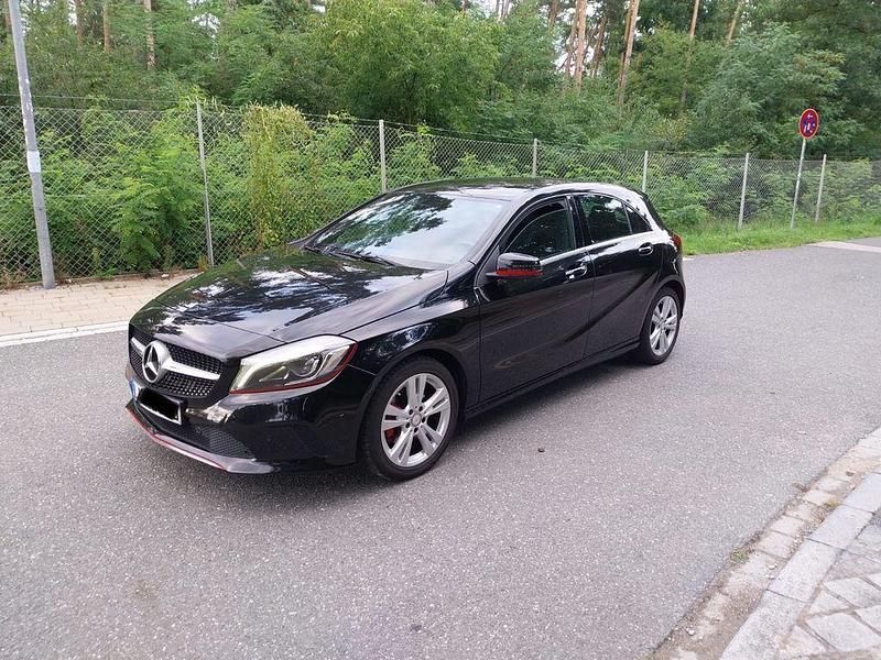 Schwarz Gebraucht 2015 Mercedes A160 Urban Limousine | 11.500 € (Guter Preis) - Bild 1/4