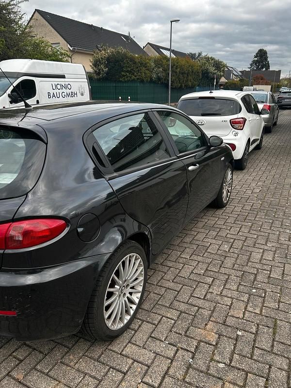 Gebraucht Alfa Romeo 147 101 PS (74 kW) 2009 Schwarz Kleinwagen