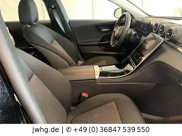 Gebraucht Mercedes C200 Avantgarde 163 PS (119 kW) 2023 Schwarz/baltic black Kombi