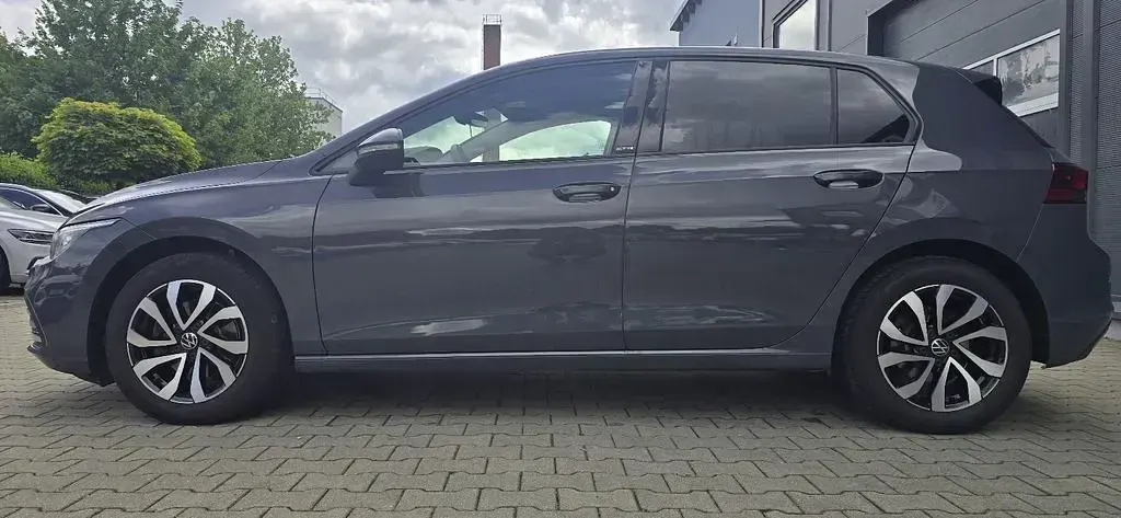 Używany VW Golf VIII Active 131 KM (96 kW) 2023 Szary Sedan/Limuzyna