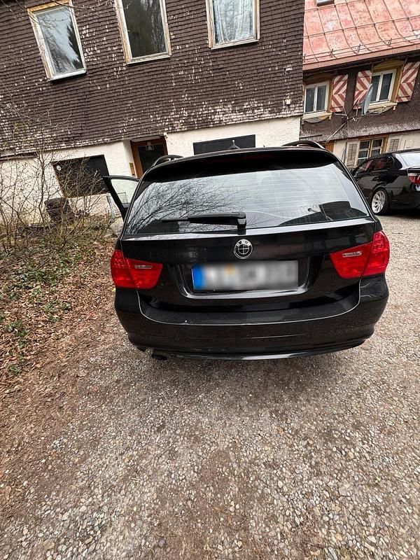 Gebraucht BMW 318 143 PS (105 kW) 2009 Schwarz Kleinwagen