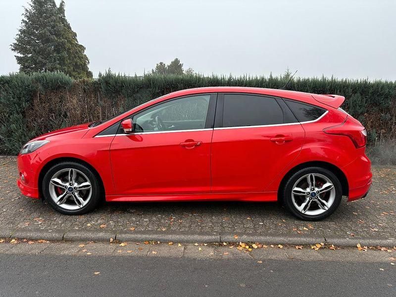 Gebraucht Ford Focus Sport 150 PS (110 kW) 2013 Rot Limousine