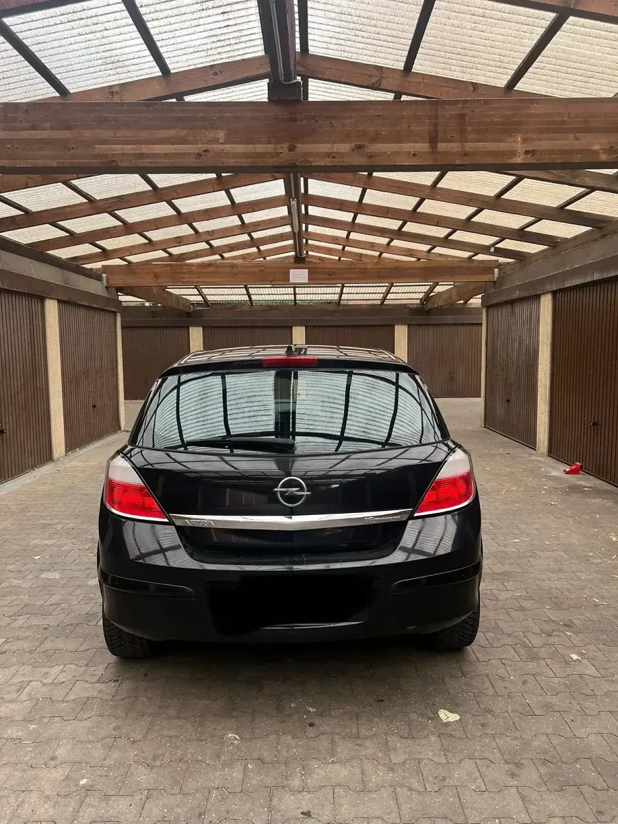 Second-hand Opel Astra 116 CP (85 kW) 2006 Negru Hatchback