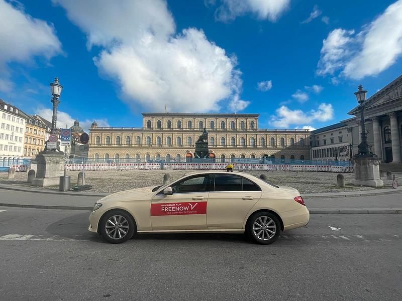 Beige Gebraucht 2017 Mercedes 200 Limousine | 7.490 € - Bild 1/4