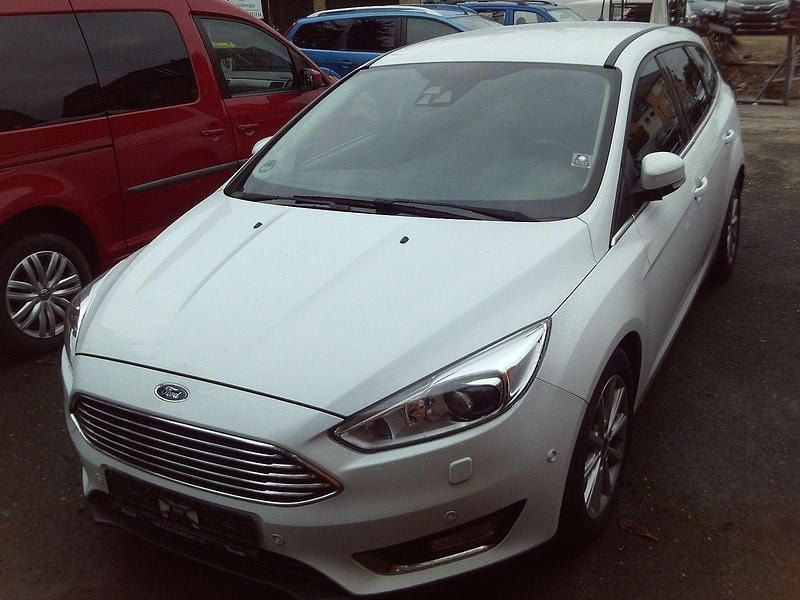 Weiß Gebraucht 2015 Ford Focus Kombi | 4.800 € (Superpreis) - Bild 1/4