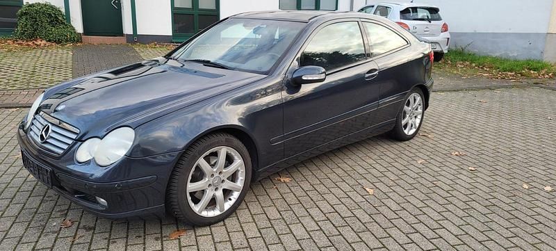 Blau Gebraucht 2002 Mercedes C230 Coupé | 3.950 € - Bild 1/4