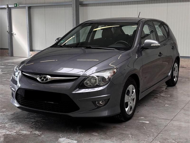Grau Gebraucht 2011 Hyundai i30 Edition Limousine | 4.000 € (Fairer Preis) - Bild 1/4