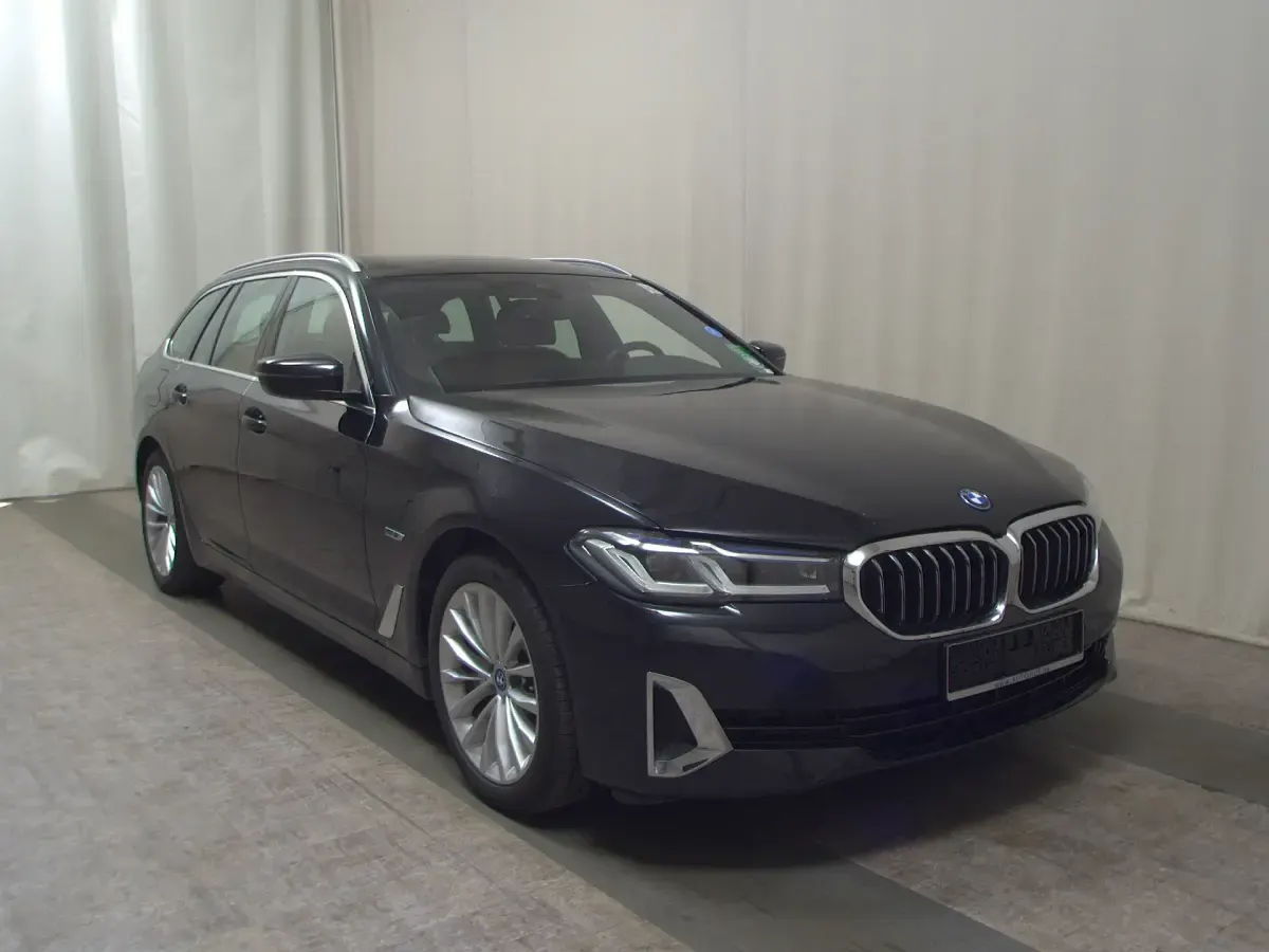 Gebraucht BMW 530e Luxury Line 292 PS (214 kW) 2023 Schwarz metallic Kombi