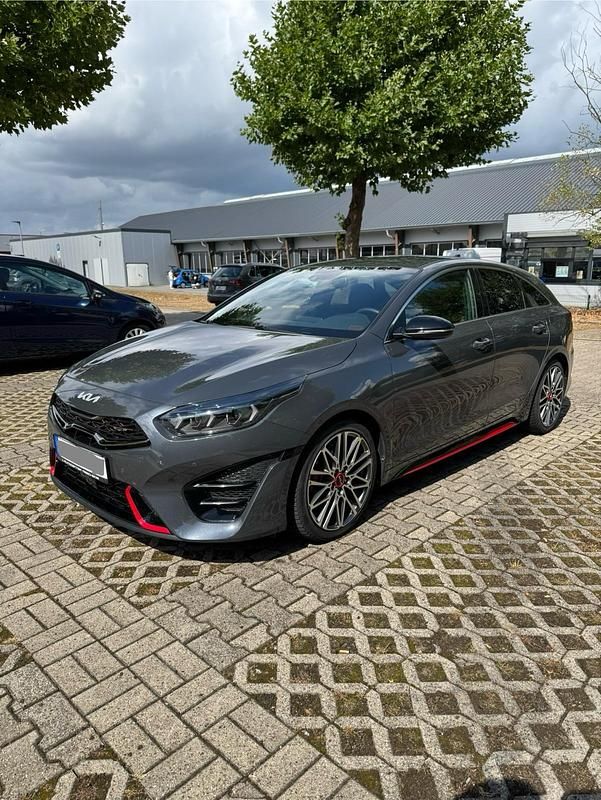Grau Gebraucht 2022 Kia ProCeed GT 2 Kleinwagen | 27.450 € (Fairer Preis) - Bild 1/4