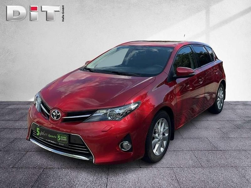 Red mica (metallic) Gebraucht 2013 Toyota Auris Executive Limousine | 8.590 € (Guter Preis) - Bild 1/4