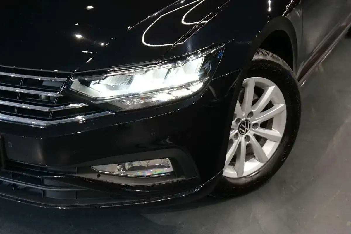Gebraucht VW Passat Basis 150 PS (110 kW) 2022 Deep black Kombi