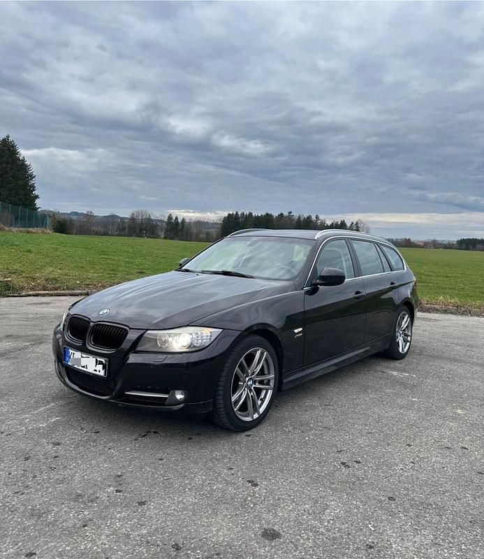 Schwarz Gebraucht 2011 BMW 330 Kombi | 8.990 € (Guter Preis) - Bild 1/4