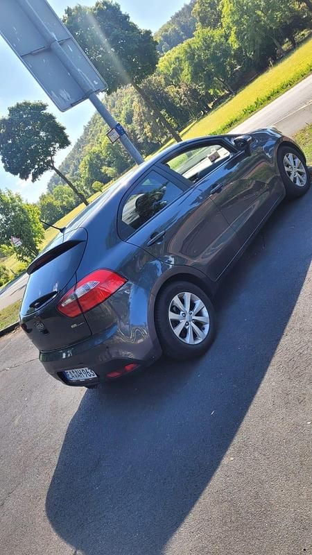 Grau Gebraucht 2012 Kia Rio Kleinwagen | 1.900 € (Superpreis) - Bild 1/4