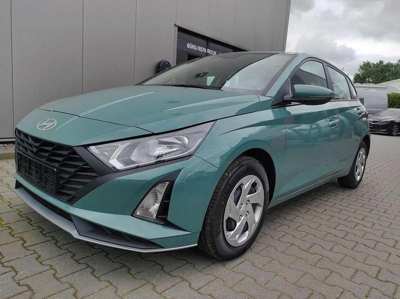 Mangrove grün Neu 2025 Hyundai i20 Comfort Kleinwagen | 20.229 € (Superpreis) - Bild 1/4